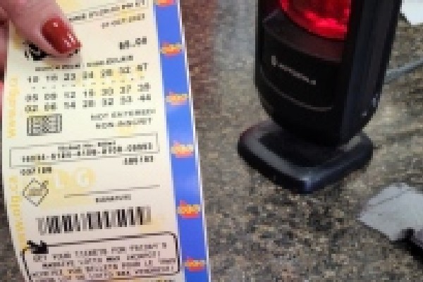 கனடாவில் லொத்தர் சீட்டில் மிகப்பெரும் தொகையை வென்ற நபர்! | Lotto Max 55 Million