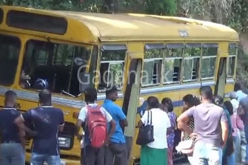 බස් අනතුරකින් පාසල් ළමුන් 3ක් ඇතුළු 9ක් රෝහලේ.