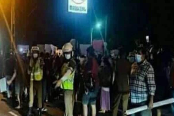 ஆர்ப்பாட்டக்காரர்கள் மீது கண்ணீர் புகைக்குண்டு வீசிய பொலிஸார்! பெரும் பரபரப்பு | Police Smoke Tears On Demonstrators Attack ஆர்ப்பாட்டக்காரர்கள் மீது கண்ணீர் புகைக்குண்டு வீசிய பொலிஸார்! பெரும் பரபரப்பு | Police Smoke Tears On Demonstrators Attack