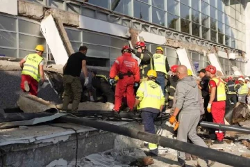 ரயில் நிலையத்தின் மேற்கூரை இடிந்து பயங்கர விபத்து - 13 பேர் பலி!