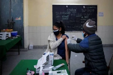 இந்தியாவை மீண்டும் அதிரவைக்கும் கொரோனா.. ஒரே நாளில் 90 ஆயிரம் பேர் பாதிப்பு!