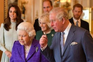 பிரித்தானியா அரச குடும்பத்தில் 2022-ஆம் ஆண்டு நடக்க போகும் மிகப் பெரிய மாற்றம்! பிரபலத்தின் கணிப்பு