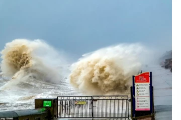 பிரித்தானியாவை நெருங்கும் மூன்றாவது புயல்: மக்களுக்கு நூற்றுக்கணக்கான எச்சரிக்கைகள்