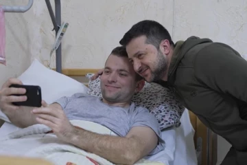 காயமுற்ற உக்ரைன் போராளிகளை மருத்துவமனைக்கு சென்று கௌரவித்த ஜெலென்ஸ்கி!