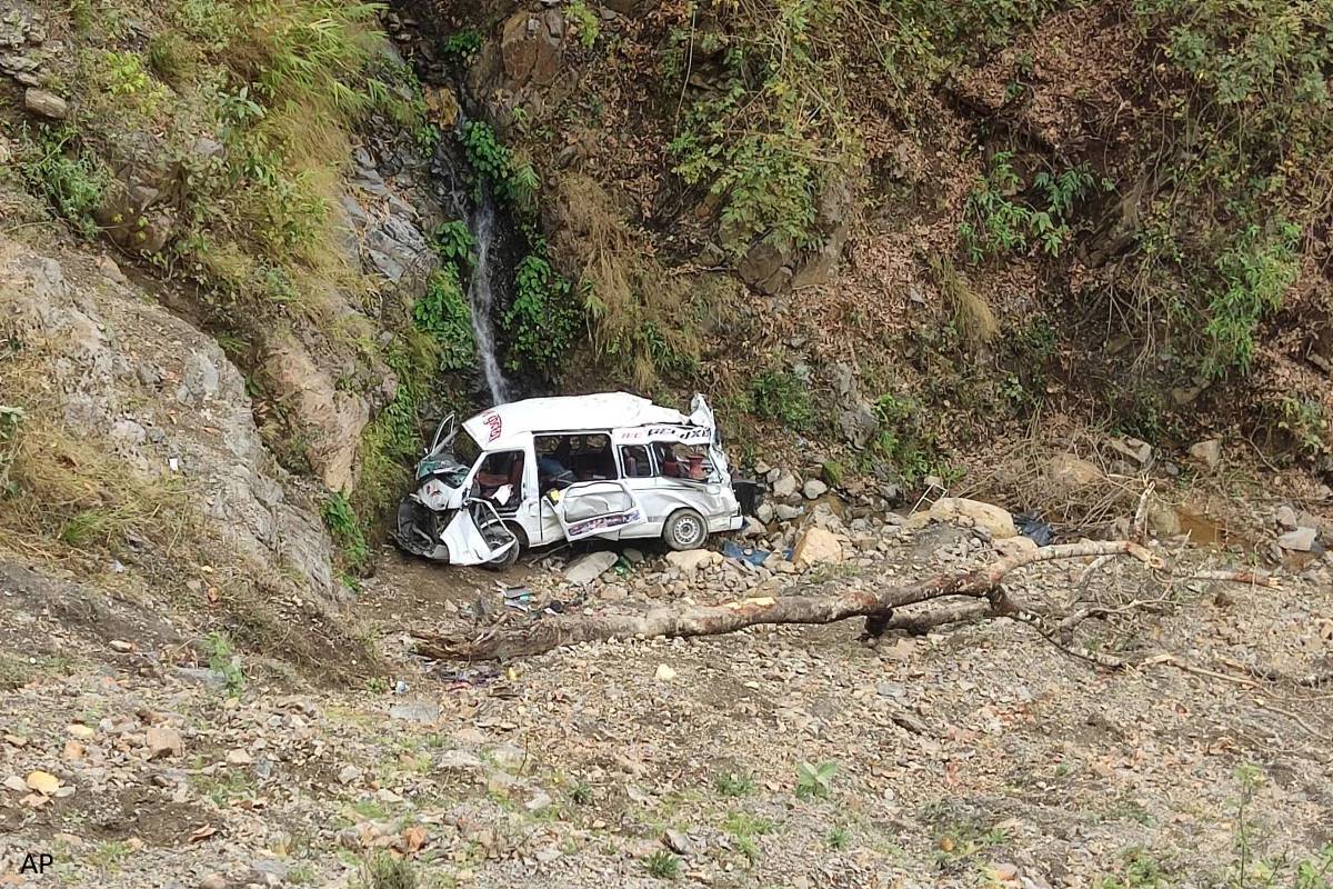 tamil people 7 killed bus falls in nepal