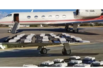 விமானத்தில் இருந்த 24 சூட்கேஸ்களில்... கட்டு கட்டாக சிக்கிய  பொருட்கள்: அதிரவைக்கும் சம்பவத்தின் வீடியோ காட்சி