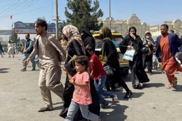 தாலிபான்களுக்கு அஞ்சி வெளிநாடுகளுக்கு தப்பும் ஆப்கான் அப்பாவி மக்கள்!