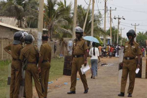 யாழ் வீதியில் நடந்து சென்றவருக்கு நேர்ந்த கொடூர சம்பவம்! | Jaffna Street Knife Attack Gold Money Robbery