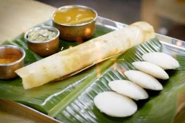 இந்த திசையை நோக்கி அமர்ந்து சாப்பிட்டால் நோய் நொடியான வாழ்க்கை தான்! மருந்து மாத்திரை எம்மை விட்டு விலகாது | Astrology Tomorrow Today Horoscope Hindus Benefits