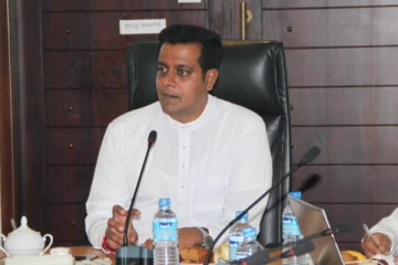 இராஜாங்க அமைச்சர் பயணித்த வாகனத்தில் விபத்திற்குள்ளாகி ஒருவர் காயம்