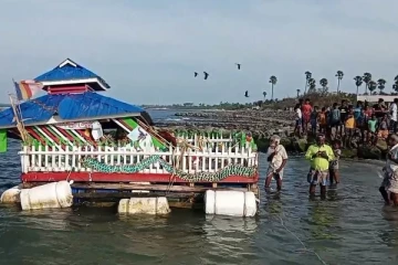 புத்தருடன் கரையொதுங்கிய தெப்பத்தால் பரபரப்பு! (Photos)