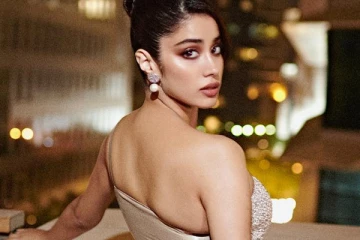 விருது விழாவுக்கு படுக்கவர்ச்சியான உடையில் வந்த ஜான்வி கபூர்