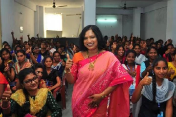 வீட்டின் வறுமையால் ஆசிரமத்தில் சேர்க்கப்பட்ட பெண்.., பில்லியன் டொலர் நிறுவனத்துக்கு அதிபதி