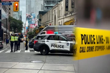 டொரோண்டோவில் கத்திக்குத்து: பொலீஸ் அதிகாரி உட்பட மூவர் காயம்