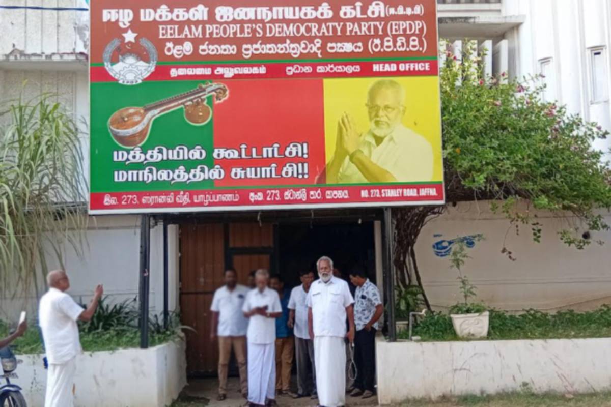 டக்ளஸின் யாழ் அலுவலகத்தில் சிஐடியினர் பல மணி நேரம் தீவிர தேடுதல் நடவடிக்கை!