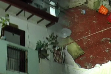 පිරිසක් නිවසකට පැන බඩුමුට්ටු කුඩු කර සිදු කළ කැත වැඩේ..