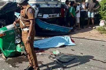 බස් රථයේ මුහුණට මුහුණලා වැදී ත්‍රිරෝද රථය කුඩේ කුඩු - කොළොන්නාව පාරේ අද උදේ සිදුවූ දරුණු අනතුර