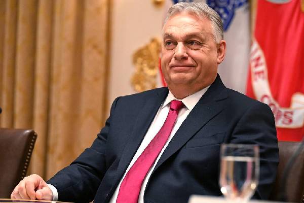 ஐரோப்பிய நாடொன்றை ஸ்தம்பிக்க வைத்த பொதுமக்கள்: பிரதமர் அலுவலகம் முற்றுகை | Hungary In Protest Over Child Abuse ஐரோப்பிய நாடொன்றை ஸ்தம்பிக்க வைத்த பொதுமக்கள்: பிரதமர் அலுவலகம் முற்றுகை | Hungary In Protest Over Child Abuse