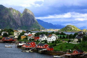 හිරු නොබසින "නොර්වේ" මිනිසුන් සතුටින් සිටීමට හේතු. (VIDEO)