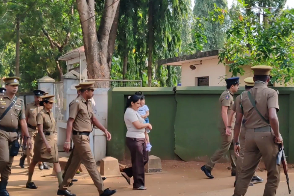 பலத்த பாதுகாப்புடன் வவுனியாவுக்கு அழைத்து செல்லப்பட்ட பக்கோ சமனின் மனைவி! | Pako Saman S Wife Taken To Vavuniya