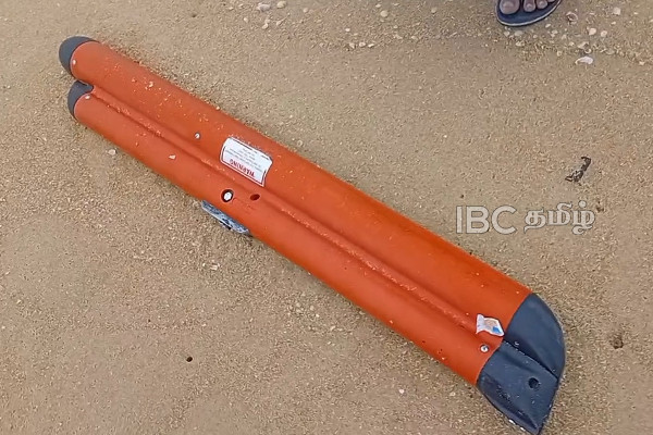 யாழ். உடுத்துறை கடற்கரையில் கரையொதுங்கிய மர்மப் பொருள்! | Jaffna A Mysterious Object Washed Ashore Today