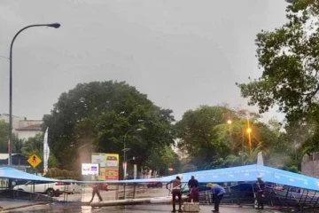 கொழும்பில் சரிந்து விழுந்த பாரிய பதாதை