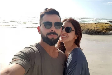 மனைவிக்கு காதலை அள்ளி வீசிய கோலி! உலக கோப்பையில் தோத்துட்டு இது தேவையா என ரசிகர்கள் கிண்டல்