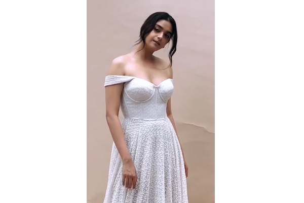 மார்டன் லுக்கில் ரசிகர்களுக்கு ஷாக் கொடுத்த நடிகை கீர்த்தி சுரேஷ்.. வைரல் புகைப்படங்கள் | Keerthy Suresh Shocking Photoshoot