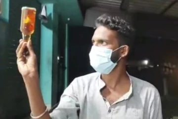 மதுபான பாட்டிலில் பேப்பர் துண்டு...ஷாக் ஆன குடிமகன்!