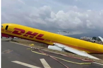 அமெரிக்காவில் அவசரமாக தரையிறங்கிய விமானம் விபத்துக்குள்ளானது