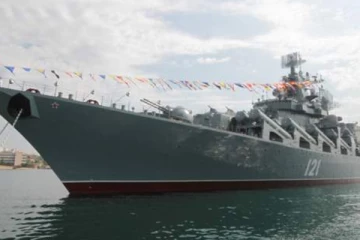 கடலில் மூழ்கிக் கொண்டிருக்கும் உக்ரைனின் தாக்குதலுக்கு உள்ளான ரஸ்ய ஏவுகணை கப்பல்(Video)