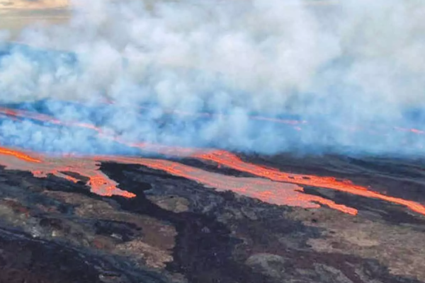 வெளிநாடொன்றில் வெடித்து சிதறிய எரிமலை! | Volcano Erupts In United States Fire Plume Rises வெளிநாடொன்றில் வெடித்து சிதறிய எரிமலை! | Volcano Erupts In United States Fire Plume Rises