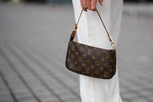 காதலியின் ஹேண்ட் பேக்கில் உச்சா போன காதலர் : நீதி மன்றம்கொடுத்த தண்டணை என்ன தெரியுமா? | Man Urinates In Ex Girlfriends Louis Vuitton Bag