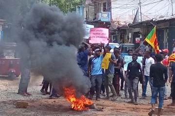 கோட்டாபயவின் உருவப்பொம்மை எரித்து பாரிய ஆர்ப்பாட்டம் (படங்கள்)