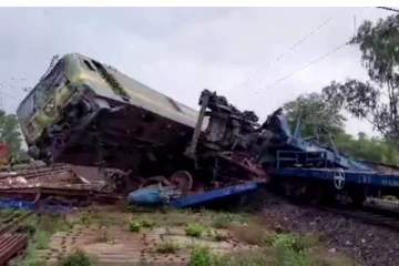 நேருக்கு நேர் மோதிய இரு தொடருந்துகள் - இந்திய மேற்கு வங்க மாநிலத்தில் பாரிய விபத்து