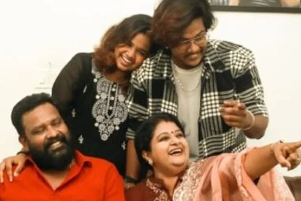 சிறகடிக்க ஆசை சீரியலில் அம்மாவாக நடிக்கும் விஜயாவின் உண்மையான குடும்ப புகைப்படம், இதோ | Siragadikka Aasai Serial Vijaya Real Family Photo