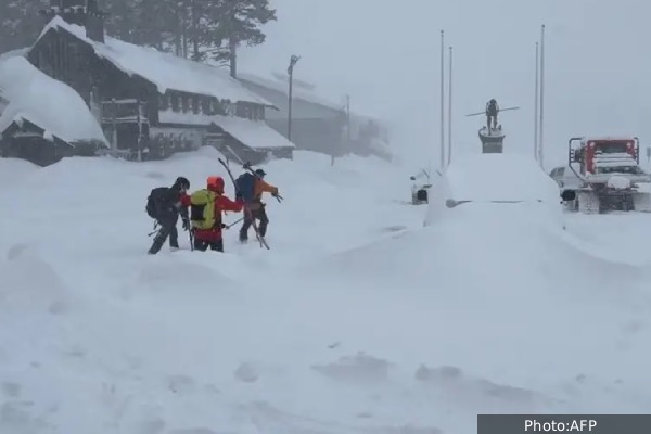 50 ஆண்டுகளில் இல்லாத மோசமான பனிச்சரிவு: கலிபோர்னியாவில் 8 ஸ்கீயிங் வீரர்கள் உயிரிழப்பு | California Avalanche 8 Dead One Missing