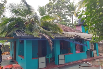 மட்டக்களப்பில் கடும் காற்று ,மழை  தென்னைமரம் வீட்டில் முறிந்து விழுந்தது. (படங்கள்)