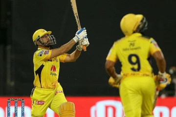 பரபரப்பான நேரத்தில் 'தல' தோனி அடித்த ஒரு சிக்ஸ்! ஐதராபாத்தை வீழ்த்தி பிளே-ஆப் சுற்றுக்கு தகுதி பெற்றது சென்னை சூப்பர் கிங்ஸ்