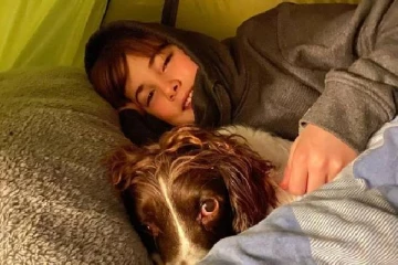 குடியிருப்புக்கு வெளியே கூடாரத்தில் தங்கி பெருந்தொகை திரட்டிய பிரிட்டன் சிறுவன்