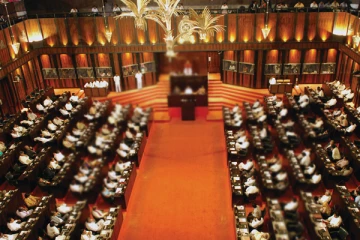 මැති සබය හදිසියේම කල් දමයි..