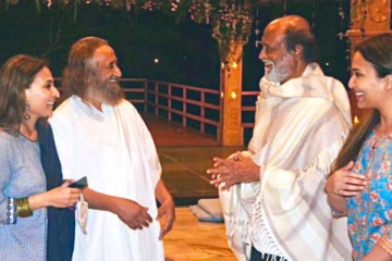 மகள்களுடன் ஸ்ரீ ஸ்ரீ ரவிசங்கர் குருஜியை சந்தித்தார் நடிகர் ரஜினிகாந்த்!  எதற்கு தெரியுமா?