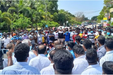 யாழ்.போராட்ட களத்தில் பதற்றம்- வாக்குறுதி கொடுக்க மறுத்த டக்ளஸ்!