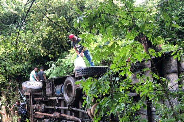 தடம்புரண்டது பேருந்து: 30 ஊழியர்கள் படுகாயம் | Accident Police Investigating Srilanka