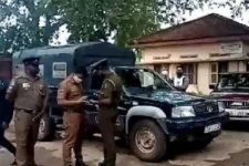 யாழில் வீடொன்றுக்குள் சோதனை என்ற பெயரில் சென்ற பெண் தாலிக்கொடியை பறித்துக்கொண்டு தப்பியோட்டம்