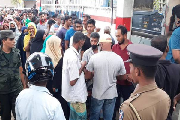முன்னேறி செல்லும் இலங்கை! (Photos) | Trincomalee Mutur People Purchase Of Kerosene Line