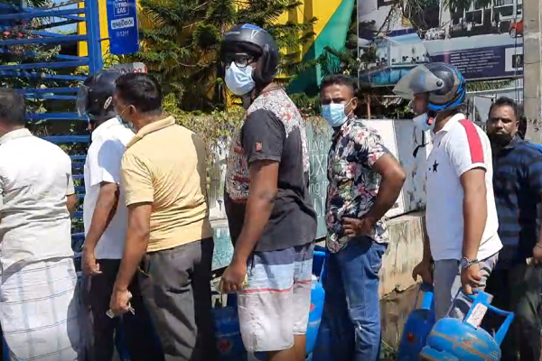 நீண்ட வரிசையில் காத்திருந்து ஏமாற்றத்துடன் திரும்பிச் சென்ற மக்கள்! (காணொளி) - ஐபிசி தமிழ்