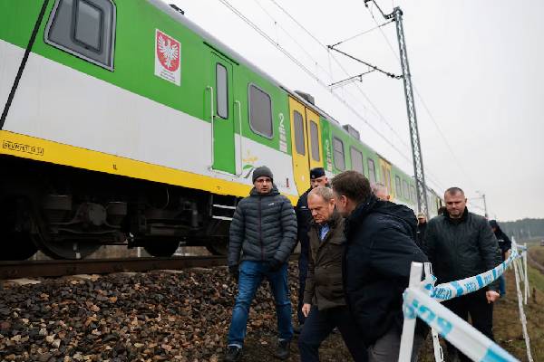 போலந்தில் ரயில் தண்டவாளத்தில் குண்டுவெடிப்பு: பிரதமர் எழுப்பிய சந்தேகம் | Blast On Rail Act Of Sabotage போலந்தில் ரயில் தண்டவாளத்தில் குண்டுவெடிப்பு: பிரதமர் எழுப்பிய சந்தேகம் | Blast On Rail Act Of Sabotage
