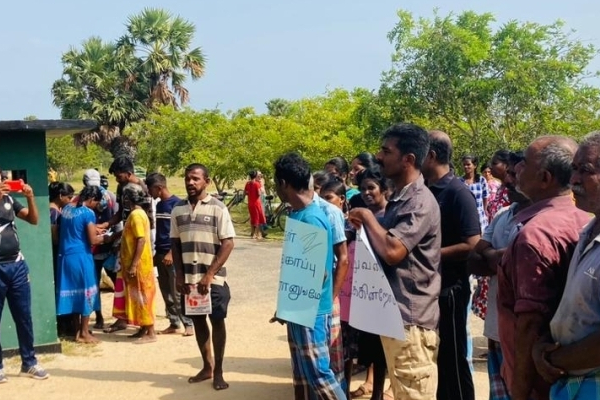 பொலீசார் மீது நம்பிக்கை இல்லை ; இராணுவ முகாமை அகற்ற வேண்டாம் ; யாழில் போராட்டம்! | Do Not Remove The Military Camp Struggle Jaffna