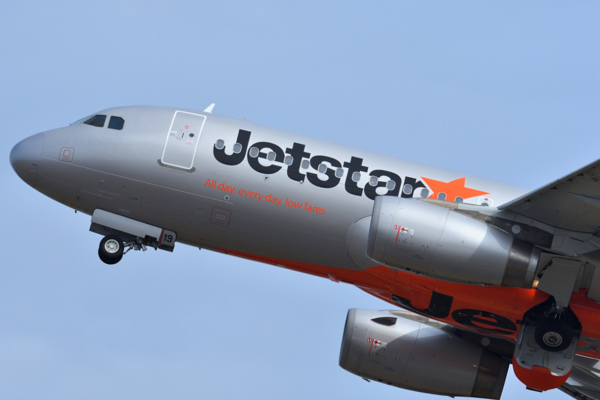 எரிபொருள் அதிகரிப்பால் விமான சேவை ரத்து; மன்னிப்பு கோரிய ஜெட்ஸ்டார் | Cancelled Fuel Price Hike Jetstar Apologizes